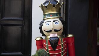 Video: Thief on Bike Brazenly Steals 8-Foot-Tall Nutcracker Statue from Outside Scottish Bar