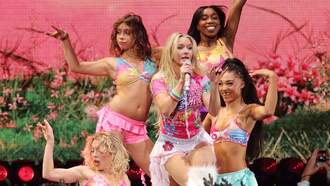 Music News - Zara Larsson Shocked After Fan Nails Dance Moves On Stage: 'So Amazing'