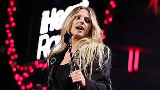 Reneé Rapp Turns Up The Heat In Fiery Jingle Bell Set: 'At Least I'm Hot'