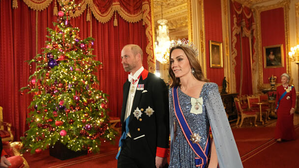 How To Send The Royals A Holiday Card 👑🎄 