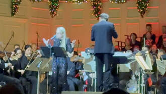 Lisa Reads 'Twas the Night Before Christmas' With the Boston Pops