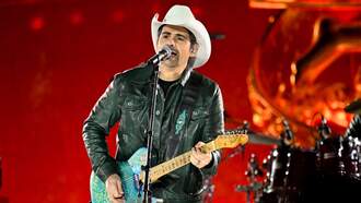 Brad Paisley Can't Take The Heat In 'Crazy Elf (On The Shelf)' Prank