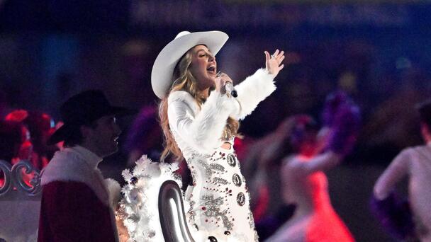 Lainey Wilson Delivers Festive Halftime Performance With Surprise Guest