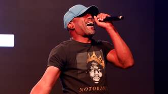 Music News - Darius Rucker Surprises Travelers With Impromptu Airport Performance