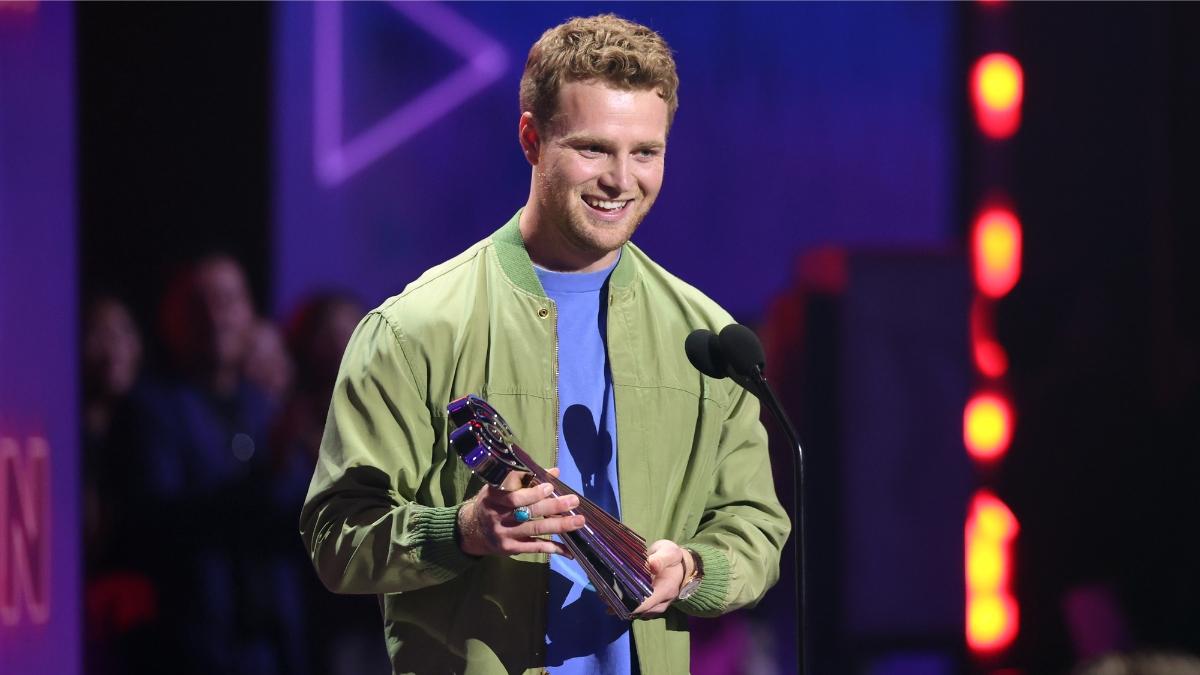 Alex Warren Shares Inspirational Message After 'Breakthrough Artist ...
