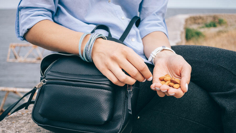 Healthy Snacks to Eat While Traveling