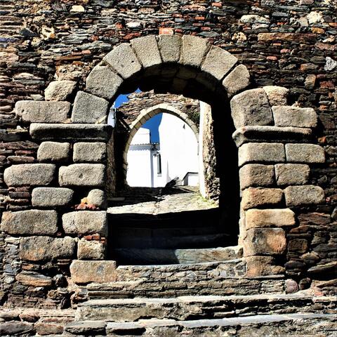 Celtic and Gothic Fantasy Music for Folk Guitar, Medieval Lute and Violin
