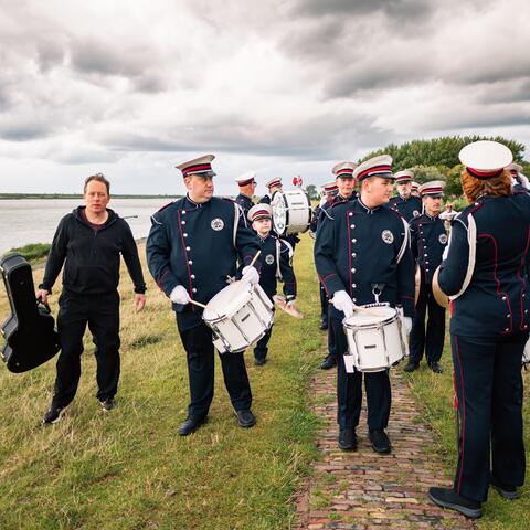 In Lichem Fol Beloften (feat. Tsead Bruinja)