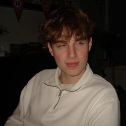 Thijs hier (kont in de spot)