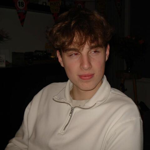 Thijs hier (kont in de spot)