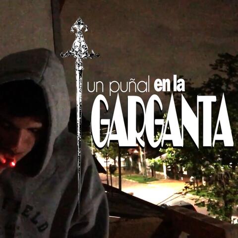 un puñal en la garganta