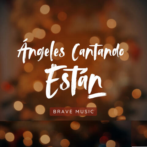 Ángeles cantando están