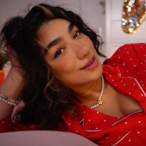 ASMR Staying In With Your Girlfriend (Affirmations & Kisses)