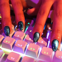 Sons Satisfatórios De Cliques No Teclado E Toque Na Caixa
