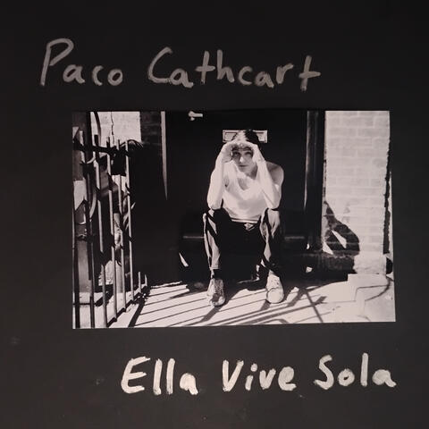 Ella Vive Sola