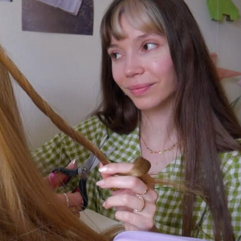 ASMR - Une Fille Secrètement Amoureuse Joue Avec Tes Cheveux