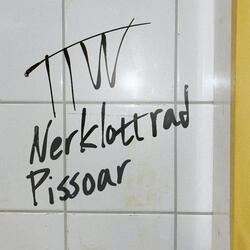 Nerklottrad Pissoar