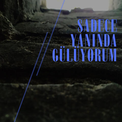 Sadece Yanında Gülüyorum