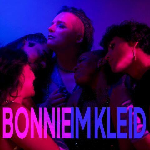 Bonnie im Kleid