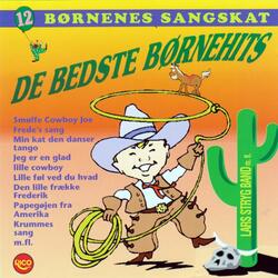 Der sad to katte på et bord