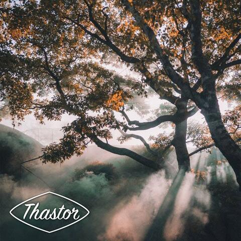 Holding on (feat. Natalie Violia)