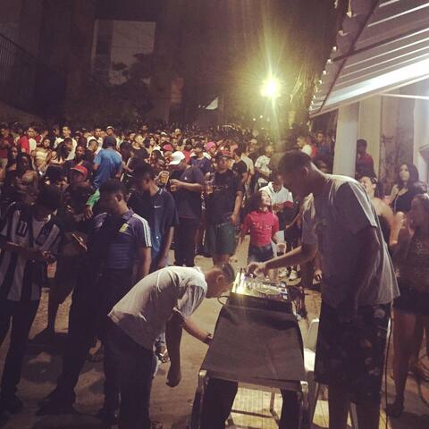 É a Melhor que Tem (feat. MC TH, MC SACI & MC BADGIRL)