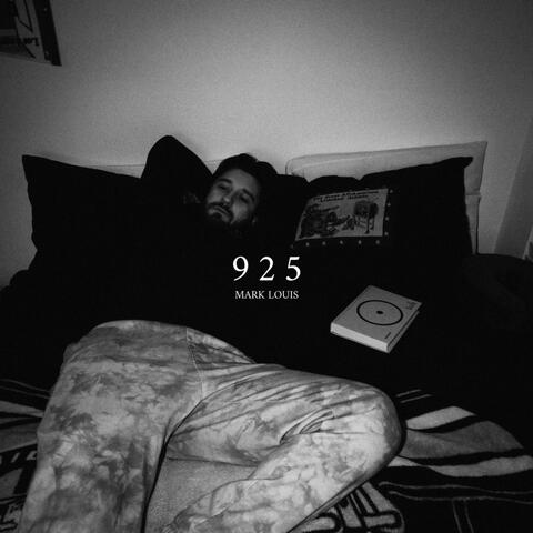 925