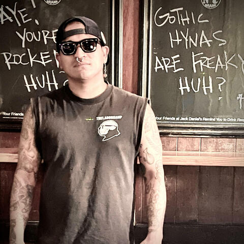 Gothic Hynas (feat. Chuck 1312)