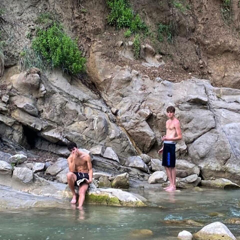 Hawaii (feat. Axeljr)