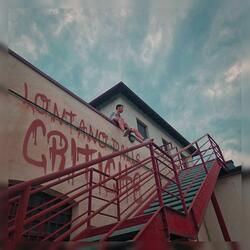 Lontano dalle critiche