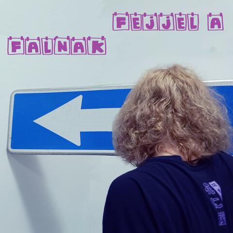 Fejjel a falnak