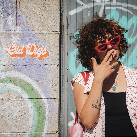 Ella sale a la calle