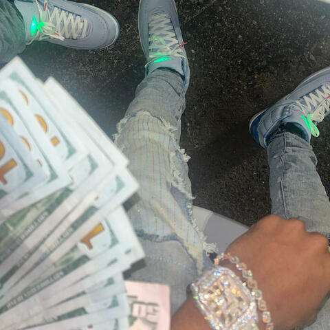 On The Run #freeglizzy (feat. Mo money)