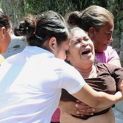 Una madre llora