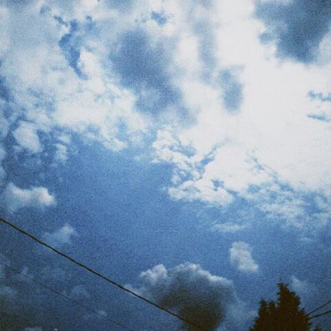 Clouds (feat. Hoodyvari)