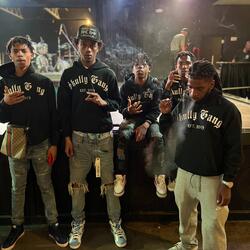 ShoWiNg OuT (feat. J5ive)