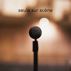 Seule sur scène