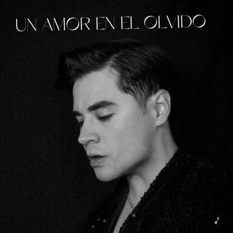 Un Amor En El Olvido (Versión Acústica)
