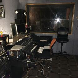 DJ