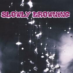 SLOWLY DROWNiNG (feat. Yattering)