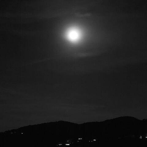 i watch the moon (deluxe)