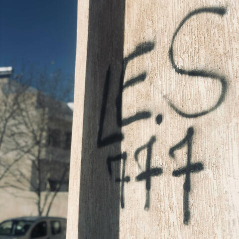 808