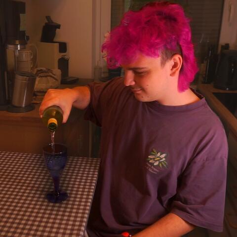 mach den Wein auf