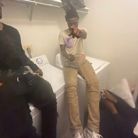 SNAKES (feat. Prodby. Noah Demma)