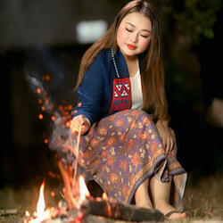 Nco Nplees Nkauj Nraum (feat. Zoo Xyooj)