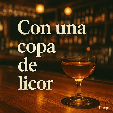 Con una copa de licor