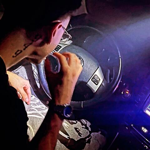 WHITE LIGHTER (feat. DEADIE)