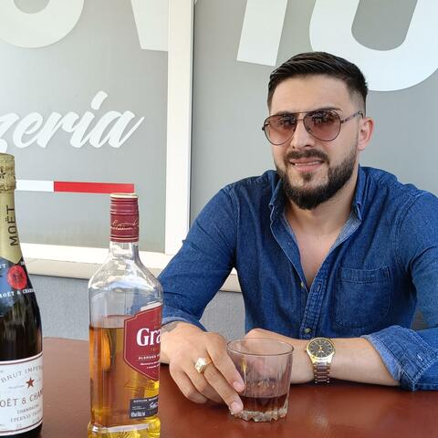Greu e mama fara tine (feat. Robert de la Hunedoara)
