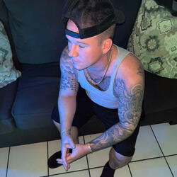 LET ME GO (feat. NandoBandz)