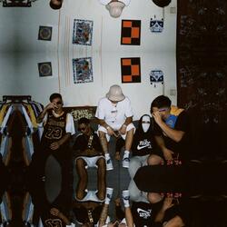 Más flows, más shows. Más shows, más hoes. Más hoes, más flows! (feat. Rexkn, 7ZN & Leo Morales)
